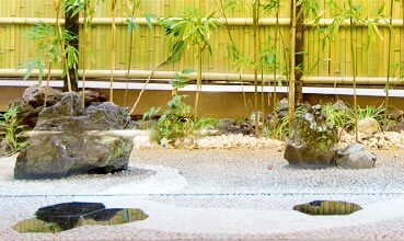 二方向から眺める日本庭園。